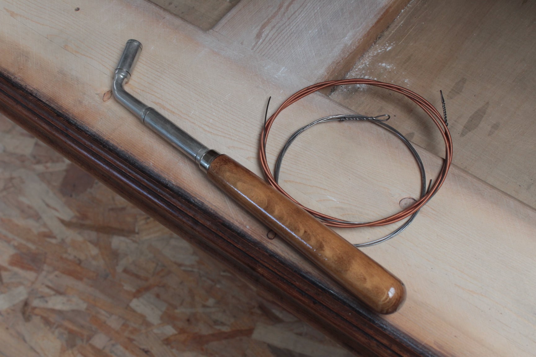 Une clé retrouvée dans l'instrument (on aura retrouvé la même dans un autre Erard croisé des années 1920) et des cordes, dont une filée d'origine non remplacée
